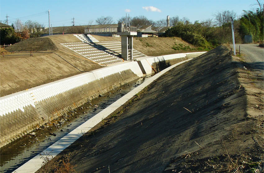 市道2級22号線(宮郷工業団地内)改良工事市道(伊)2級22号線・仮設道路工事市道(伊)2-22号線下の排水溝布設工事