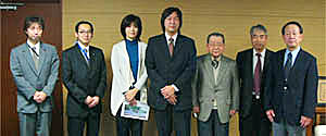 市民委員と村井副市長とで記念撮影