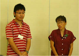 田島弥平旧宅解説員の大澤さん（左）と繭ストラップ講師の金井さん（右）